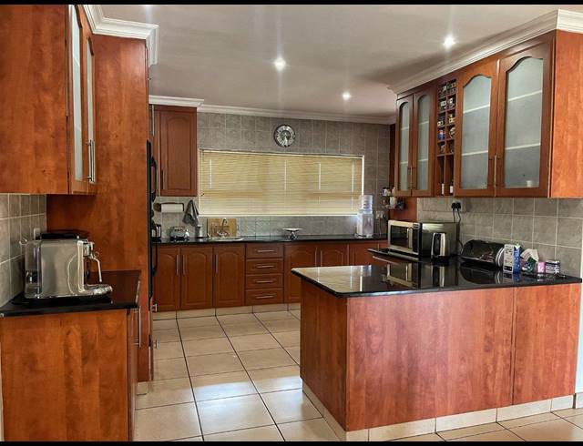 4 BEDROOM HOUSE FOR SALE IN THREE RIVERS EAST